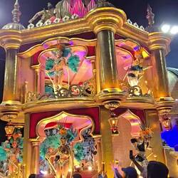 [VIDEO] Tänzerinnen auf einem 2-stöckigen Wagen 💃