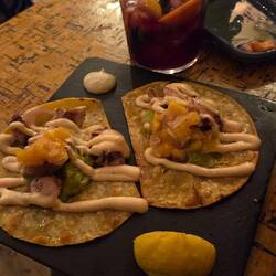 Gegrillte Oktopus-Tacos mit frischer Mango, Guacamole, roten Zwiebeln + leckerer hausgemachter Mayo