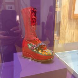 Shoe to make up difference in leg length