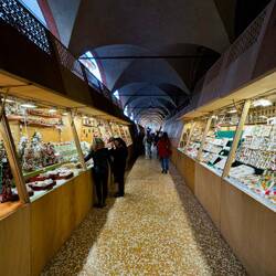 Antica fiera di Santa Lucia ... a Christmas market near the Museo Davia Bargellini — Bologna, Italy.