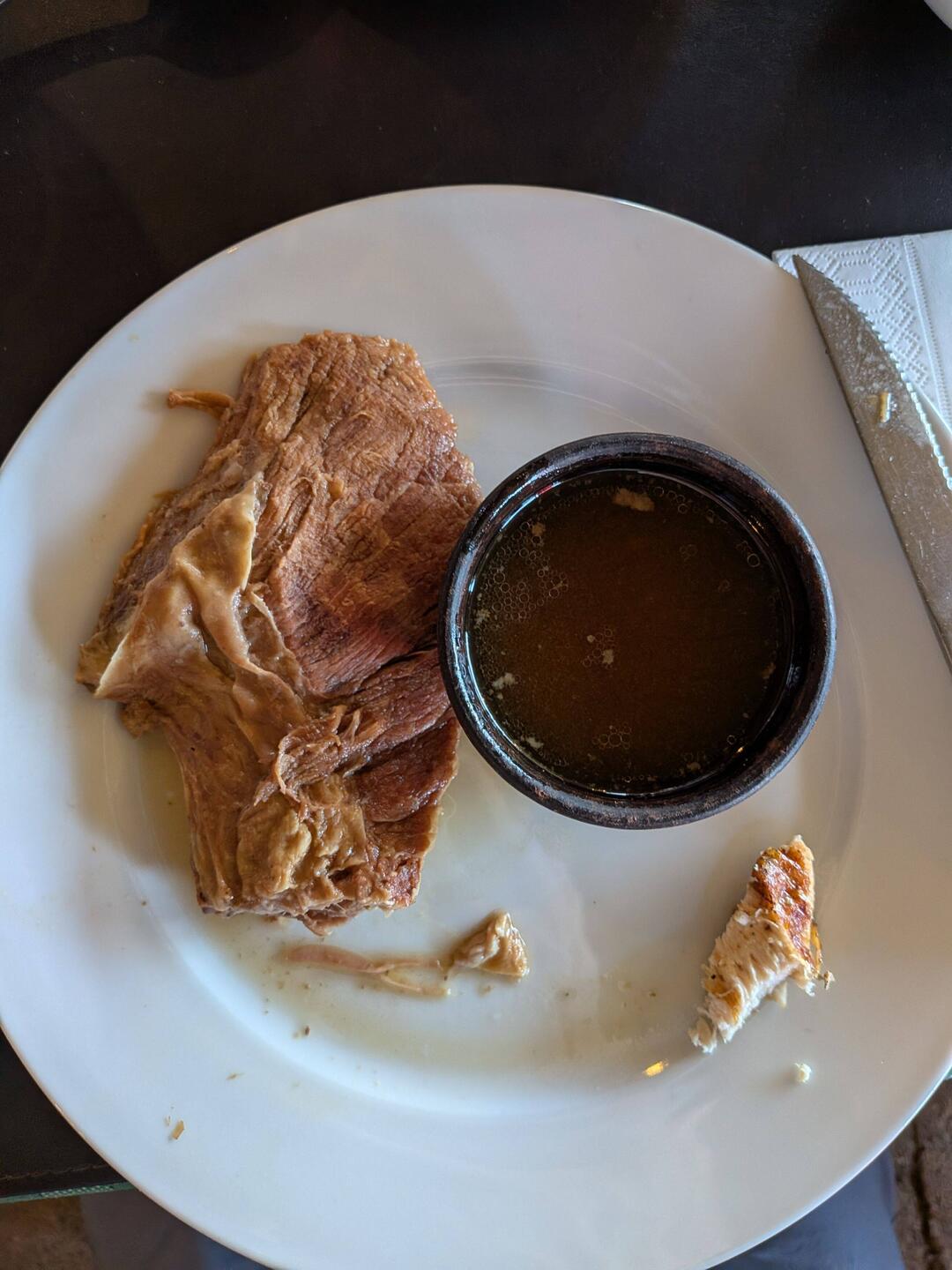 Plateada; es carne de Res al jugo con puré al merkén. Jarra de ponche llamado Borgoña. Es vino tinto