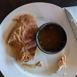 Plateada; es carne de Res al jugo con puré al merkén. Jarra de ponche llamado Borgoña. Es vino tinto