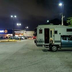 Stellplatz a la Walmart. Sonntag bis 23.00 uhr offen.