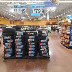 War witzig, dass der Weg vom Eingang zur Lebensmittelabteilung durch die Pneuabteilung führte 🤣