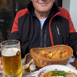 Roger glücklich mit Chicken Wings :-)