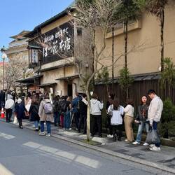 vor vielen Restaurants lange !!! Schlangen