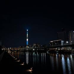 Abends noch telefonieren mit Emilia am Ufer des Sumida