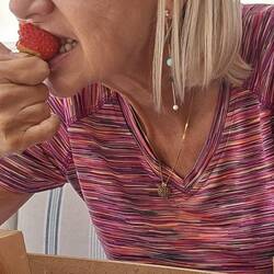 ....und die ersten dicken, fetten Erdbeeren vernascht.