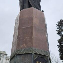 Monumento a Nizami