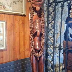 Diese Statue von Rapa Nui verhext mit ihrem Blick, daher entfernte Neruda die linke Iris.