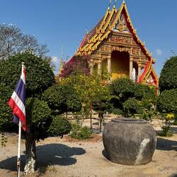 We poked our noses into beautiful Wat Klong Wan Phra Aram Luang, all red and glinting gold.