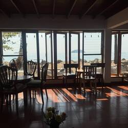 We stopped at Rosana Cafe X and enjoyed the airy wooden windows opening onto a wide sea view.