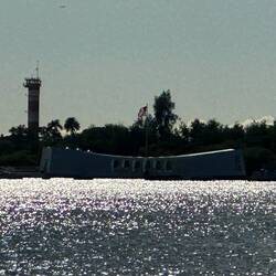 Unter dieser Art Brücke liegt noch immer die beim Angriff versenkte USS Arizona