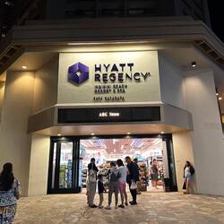 So etwa alle 100m trifft man auf einen ABC store mit Souvenirs...