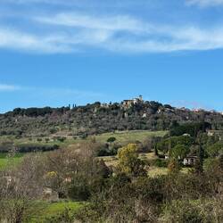 ...und der Hauptrasse gehts zurück. Immer im Blick Saturnia!