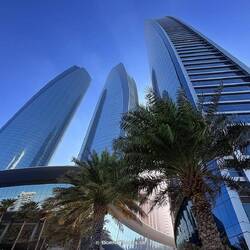 Die Emirates Towers direkt am Fuße stehend