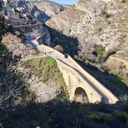 und dann über diese alte Brücke
