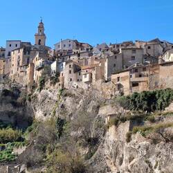 Das Dorf klebt förmlich an der Felswand