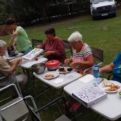 Abendessen mit Pizza und Lasagne