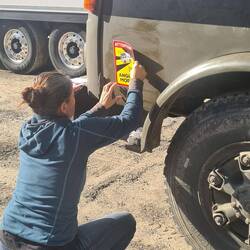 Schnell noch die Aufkleber für Frankreich drauf
