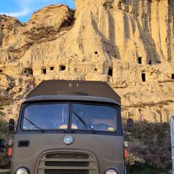 Stellplatz vor den Höhlenwohnungen von Arguedas