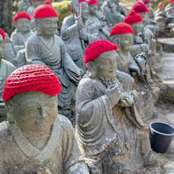 Ganz viele Figuren tragen hier Kappen, meist rote