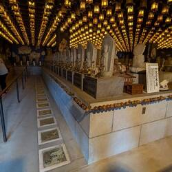 Hier kann man die Figur seines Geburtsjahres suchen und dort beten.