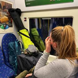 Mit viel Gepäck auf dem Weg zum Leihwagen