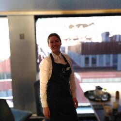 Unsere entzückende Kellnerin Ella