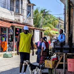 Drei Stunden hama Zeit in Livingston, beim Eis schaun ma uns des Treiben an