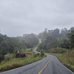 Der Weg schlängelt sich durch die Berge