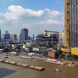 Der mächtige Chao Praya - hier geben sich Binnenverkehr, Ausflugsboote und Party-Cruiser die Hand