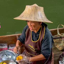 Eine Verkäuferin im Boot