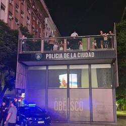 Die Polizei hat eine Rooftop Bar...!