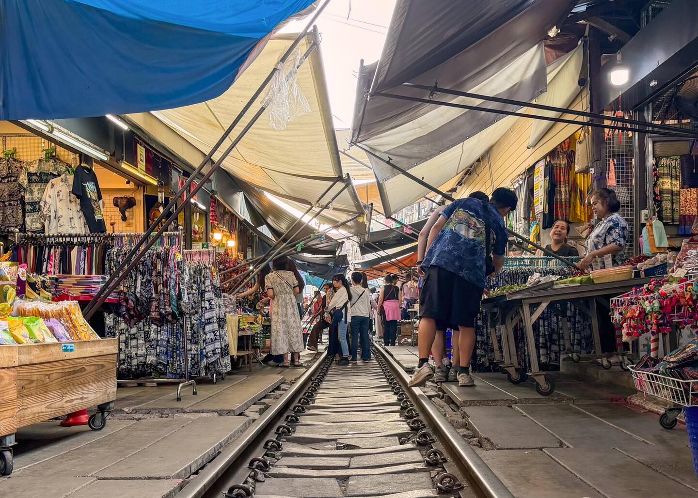 Der Mae Klong Railway Market etwas außerhalb von Bangkok