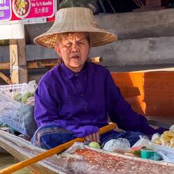Händlerinnen und Händler warten auf hungrige Touristen
