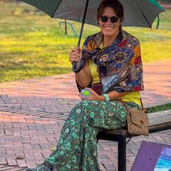 Strikte Kleidervorgaben bei Tempelanlagen - ein auf dem Markt gekaufter Rock dient als Umhang ...