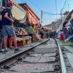 Die Sirene signalisiert, dass gleich der Zug zu erwarten ist - jetzt heisst es Platz machen
