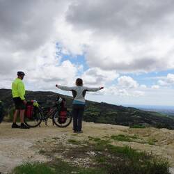 Der höchste Punkt ist geschafft. Toller Aussichtspunkt während der Abfahrt.