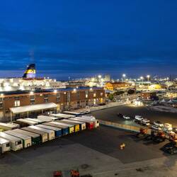 Da stehen schon die Neuen für die nächste Fähre !