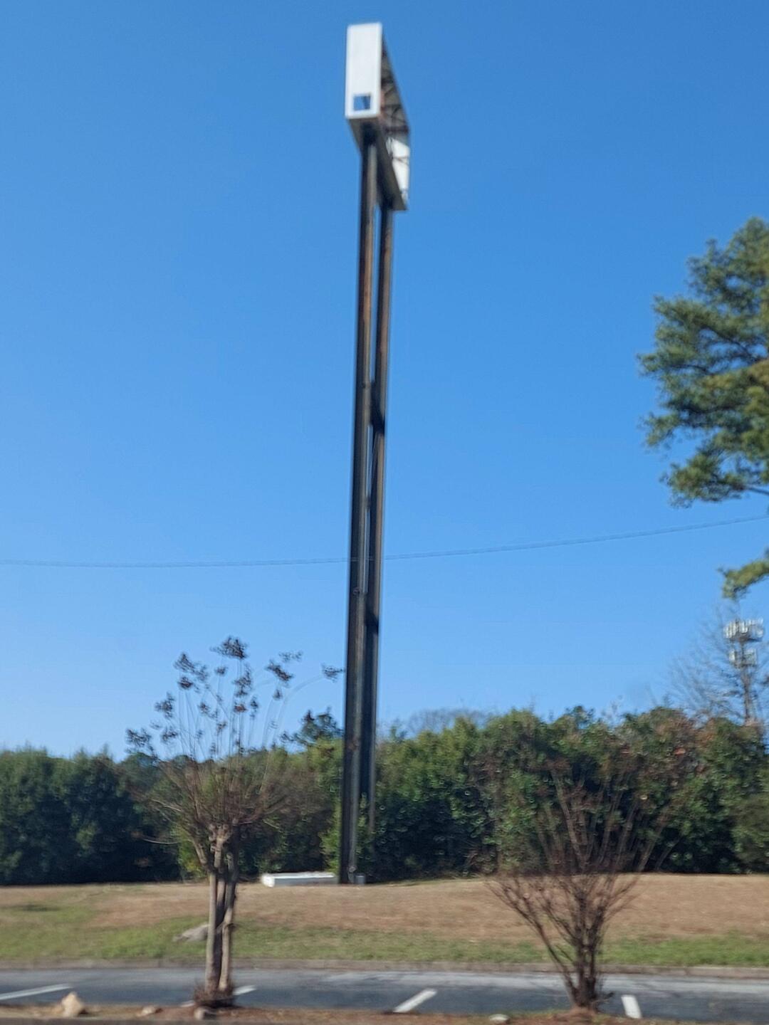 Beim Verlassen des Hotels fiel mir das alte Hinweisschild auf.