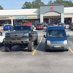 Parkplatz in der Outlet Mall.