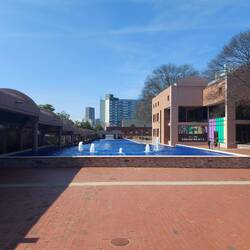 Der Pool und am Ende die Sarkophagen.