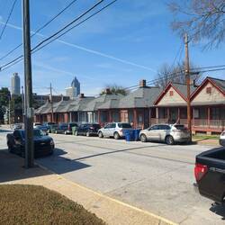 Gegenüber, sogenannte Shotgun Häuser.