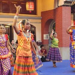 Es gibt auch indische Aufführungen.