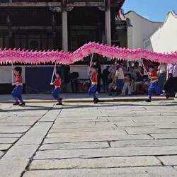 Lasset den Drachen tanzen.