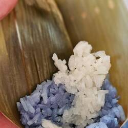 Aber auch die großen dürfen Reisdreiecke in Bananenblätter wickeln.