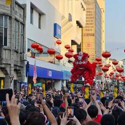 Und es ist so viel los. Mann sieht fast nix vom Lion-Dance.