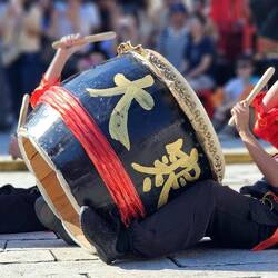 Gefolgt von getrommle.