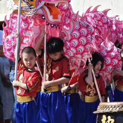 Die kleinen warten auf den Auftritt in der brütenden Hitze.